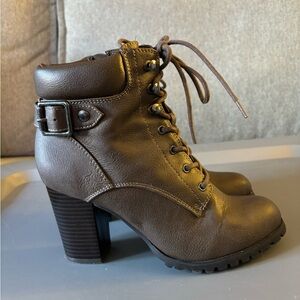 Style & Co Lace Up Boots (5.5)